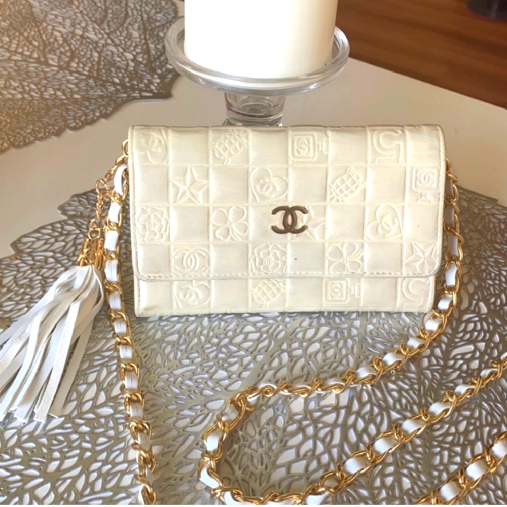 Chanel Precious Symbol - Picture 1 of 11